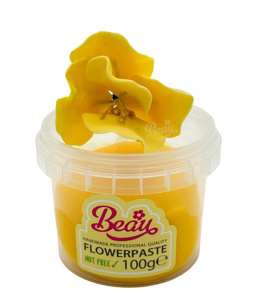 Handmade daffodill flower created with Beau flowerpaste